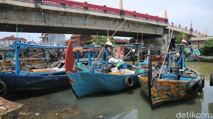 Nelayan di Kabupaten Jepara, Jawa Tengah, sudah sepekan ini libur melaut karena cuaca buruk. Pendapatan nelayan pun menurun drastis karena tidak bisa berlayar.