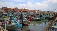 Cukup mengatakan akibat tidak bisa melaut pendapatannya menurun drastis. Biasanya saat melaut penghasilannya mulai Rp 1,5 juta sampai Rp 2 juta dalam sehari.