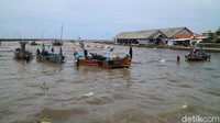 Diwawancarai terpisah, Petugas Kesyahbandaran Kantor Unit Penyelenggara Pelabuhan Kelas II Jepara, Arif Setiobudi, mengatakan pihaknya mengeluarkan surat tentang peringatan cuaca buruk sejak 5 Desember 2021. Surat edaran itu tentang peringatan cuaca buruk bagi pelayaran.