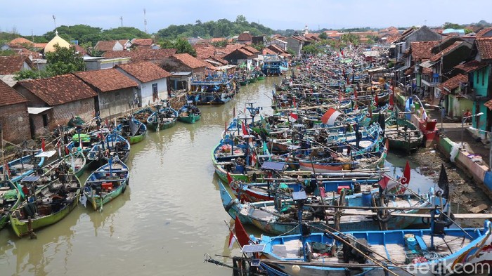 Nelayan di Kabupaten Jepara, Jawa Tengah, sudah sepekan ini libur melaut karena cuaca buruk. Pendapatan nelayan pun menurun drastis karena tidak bisa berlayar.