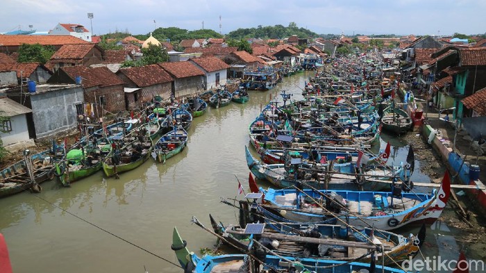 Nelayan di Kabupaten Jepara, Jawa Tengah, sudah sepekan ini libur melaut karena cuaca buruk. Pendapatan nelayan pun menurun drastis karena tidak bisa berlayar.
