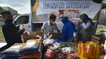 Emak-emak Serbu Pasar Murah Jelang Nataru