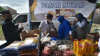 Petugas melayani warga yang datang untuk membeli kebutuhan pokok pada gelaran pasar murah jelang Natal dan Tahun Baru 2022 di Palu, Sulawesi Tengah. ANTARA FOTO/Mohamad Hamzah