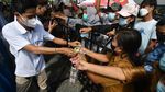 Emak-emak Serbu Pasar Murah Jelang Nataru