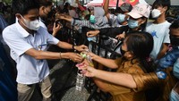 Warga berebut untuk membeli minyak goreng pada gelaran pasar murah jelang Natal dan Tahun Baru 2022 di Palu, Sulawesi Tengah, Selasa (14/12/2021). Warga menyerbu membeli minyak goreng karena mendapat subsidi khusus. ANTARA FOTO/Mohamad Hamzah