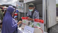 Pasar murah juga digelar sebagai upaya menjaga stabilitas harga kebutuhan pokok jelang Natal 2021 dan Tahun Baru 2022. ANTARA FOTO/Teguh Prihatna