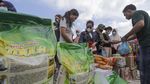 Emak-emak Serbu Pasar Murah Jelang Nataru