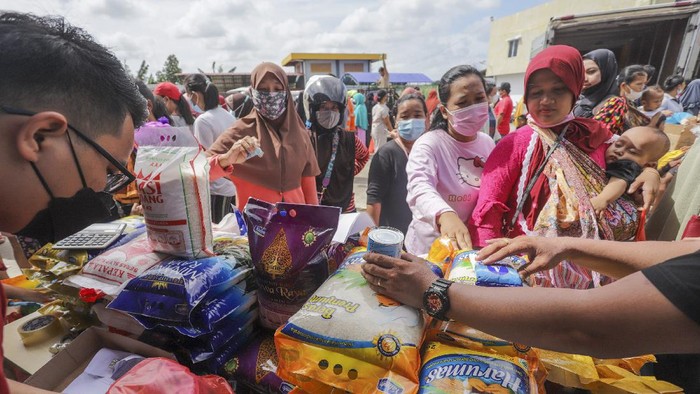Emak-emak Serbu Pasar Murah Jelang Nataru Warga bertransaksi jual beli kebutuhan pokok pada gelaran pasar murah di Batam, Kepulauan Riau, Selasa (14/12/2021). Pasar murah yang digelar Dinas Perindustrian dan Perdagangan (Disperindag) Kota Batam tersebut untuk membantu memenuhi kebutuhan masyarakat serta sebagai upaya menjaga stabilitas harga kebutuhan pokok jelang Natal 2021 dan Tahun Baru 2022. ANTARA FOTO/Teguh Prihatna/hp.