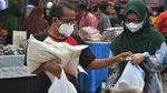 Emak-emak Serbu Pasar Murah Jelang Nataru