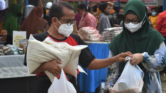 Emak-emak Serbu Pasar Murah Jelang Nataru Warga berbelanja pada gelaran pasar murah jelang Natal dan Tahun Baru 2022 di Palu, Sulawesi Tengah, Selasa (14/12/2021). Pasar murah yang digelar Dinas Perindustrian dan Perdagangan Provinsi Sulawesi Tengah bekerja sama dengan sejumlah BUMN, distributor, UKM, dan retail modern tersebut diserbu warga yang datang untuk membeli berbagai kebutuhan khususnya minyak goreng yang mendapatkan subsidi khusus. ANTARA FOTO/Mohamad Hamzah/hp.