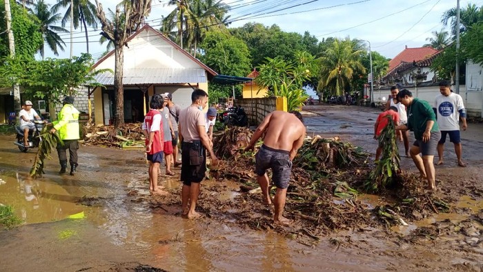 Enam desa dan objek wisata Crystal Bay Beach di Kecamatan Nusa Penida, Kabupaten Klungkung terdampak banjir bandang.  (dok Polres Klungkung)