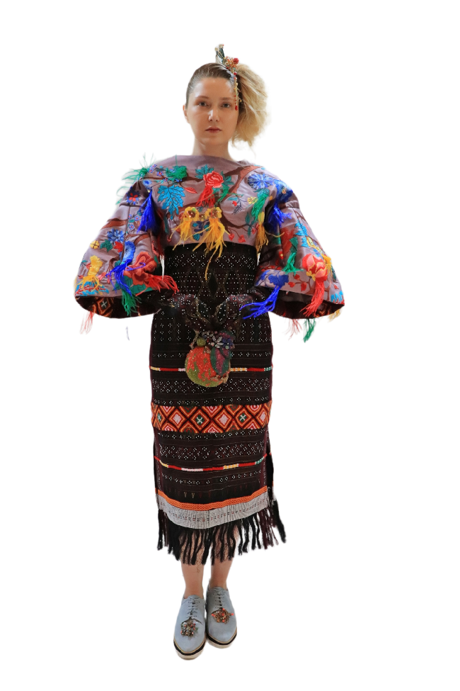 Desainer Mel Ahyar menampilkan koleksi busananya yang bertema Juxtapose di Heya Arabian Fashion Exhibition di Doha, Qatar. Foto: dok. KBRI Doha.