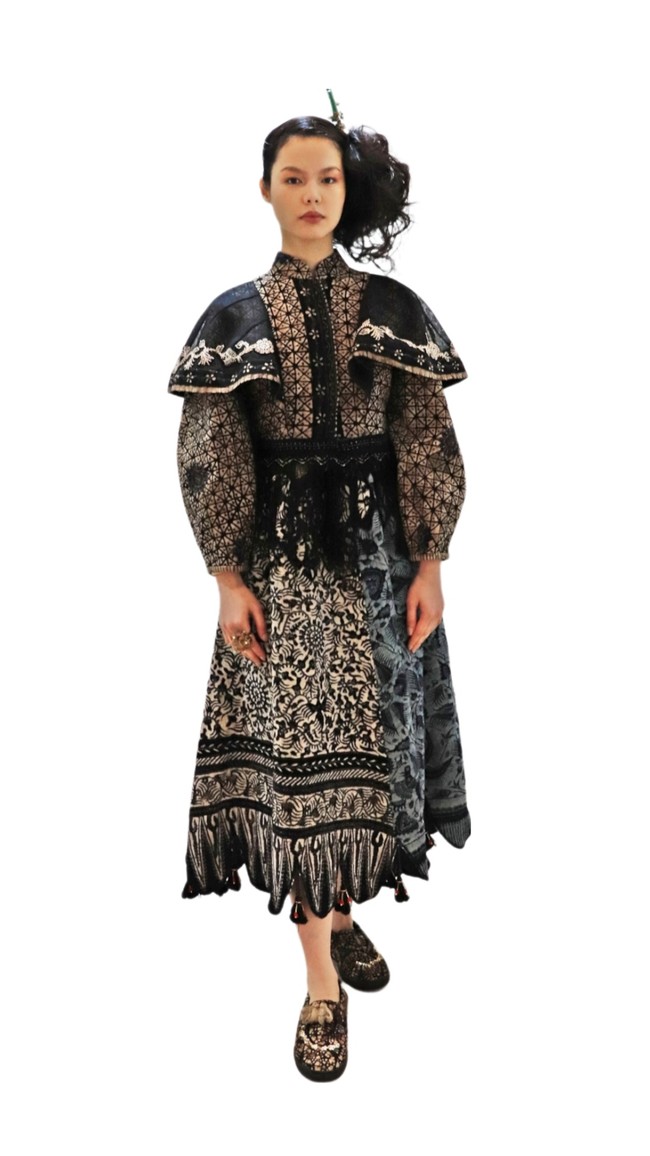 Desainer Mel Ahyar menampilkan koleksi busananya yang bertema Juxtapose di Heya Arabian Fashion Exhibition di Doha, Qatar. Foto: dok. KBRI Doha.