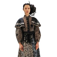 Desainer Mel Ahyar menampilkan koleksi busananya yang bertema Juxtapose di Heya Arabian Fashion Exhibition di Doha, Qatar. Foto: dok. KBRI Doha.