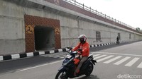 Untuk satu sisi flyover, jumlah ornamen batik yang menghiasi ada sembilan buah. Lima besar, empat kecil. Beberapa motif batik dilengkapi dengan namanya. Ada motif batik ceplok sekar kopi, ceplok loro sendowo, ceplok kartika wati, ceplok gerompol dua, ceplok gambir anom, serta banyak pola batik lainnya. (Ari Purnomo/detikTravel)