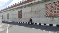 Untuk edukasi saja, para pendatang, itu jenis-jenis batik di Kota Solo. Macem-macem, kalau ingin lihat harus jalan kaki muter flyovernya, ujar Gibran. Selain di flyover Purwosari, Gibran juga berencana memasang ornamen batik di titik lain seperti di Overpass Manahan. Keren! (Ari Purnomo/detikTravel)