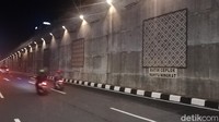 Ada juga motif batik kawung uter, kawung galar, ceplok wahyu ningrat, ceplok sawo beludru, ceplok jelonggrong. Semuanya motif batik khas Solo. Wali Kota Solo Gibran Rakabuming Raka menyebut ornamen ini sengaja dipasang sebagai media edukasi dan menarik wisatawan ke Solo. (Ari Purnomo/detikTravel)