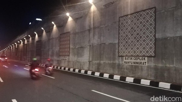 Ada juga motif batik kawung uter, kawung galar, ceplok wahyu ningrat, ceplok sawo beludru, ceplok jelonggrong. Semuanya motif batik khas Solo. Wali Kota Solo Gibran Rakabuming Raka menyebut ornamen ini sengaja dipasang sebagai media edukasi dan menarik wisatawan ke Solo. (Ari Purnomo/detikTravel) Ada juga motif batik kawung uter, kawung galar, ceplok wahyu ningrat, ceplok sawo beludru, ceplok jelonggrong. Semuanya motif batik khas Solo. Wali Kota Solo Gibran Rakabuming Raka menyebut ornamen ini sengaja dipasang sebagai media edukasi dan menarik wisatawan ke Solo. (Ari Purnomo/detikTravel)