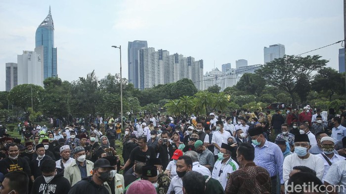 Pemakaman Haji Lulung dilakukan di TPU KAret Bivak, Jakarta. Nampak keluarga, kerabat hingga Gubernur DKI memenuhi area makam.