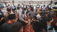 Anies Baswedan terlihat melakukan tabur bunga.