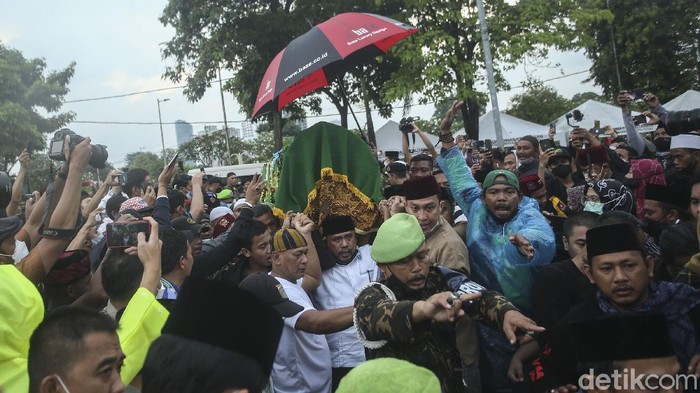 Foto-foto Pemakaman Haji Lulung di TPU Karet Bivak Pemakaman Haji Lulung dilakukan di TPU KAret Bivak, Jakarta. Nampak keluarga, kerabat hingga Gubernur DKI memenuhi area makam.