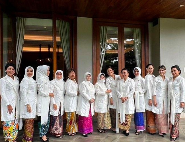 Meski serba putih, penampilan mereka tak terlihat monoton berkat padanan kain batik penuh warna. (Foto: Instagram/@frankamakarim)