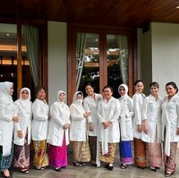 Meski serba putih, penampilan mereka tak terlihat monoton berkat padanan kain batik penuh warna. (Foto: Instagram/@frankamakarim)