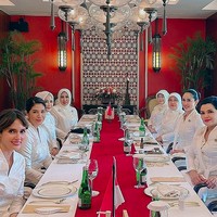 Acara pertemuan juga diisi dengan sesi makan bersama. Interior ruangan tampak menyatu dengan dresscode mereka hari itu. (Foto: Instagram/@frankamakarim)