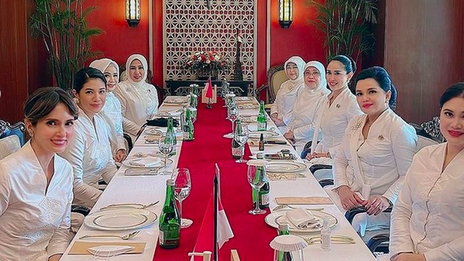 Acara pertemuan juga diisi dengan sesi makan bersama. Interior ruangan tampak menyatu dengan dresscode mereka hari itu. (Foto: Instagram/@frankamakarim)
