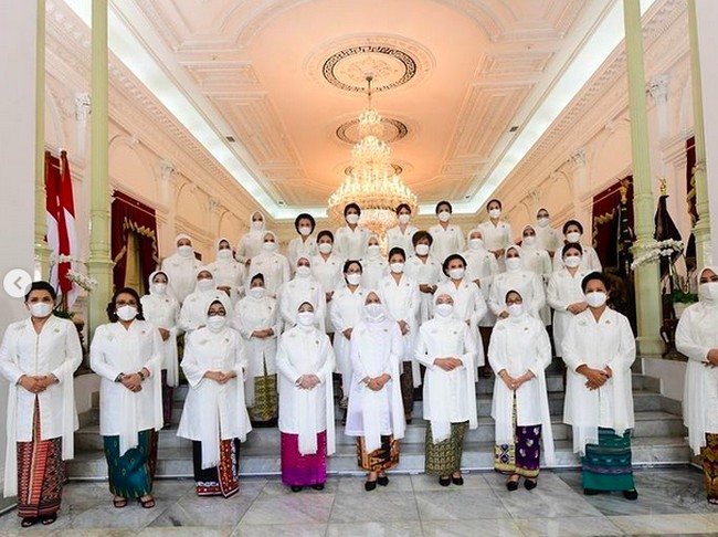 Istana Merdeka baru-baru ini kedatangan para wanita berkebaya putih. Mereka adalah para istri menteri Kabinet Indonesia Maju yang tergabung dalam Organisasi Aksi Solidaritas (OASE).  (Foto: Instagram/@frankamakarim)