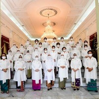 Istana Merdeka baru-baru ini kedatangan para wanita berkebaya putih. Mereka adalah para istri menteri Kabinet Indonesia Maju yang tergabung dalam Organisasi Aksi Solidaritas (OASE).  (Foto: Instagram/@frankamakarim)