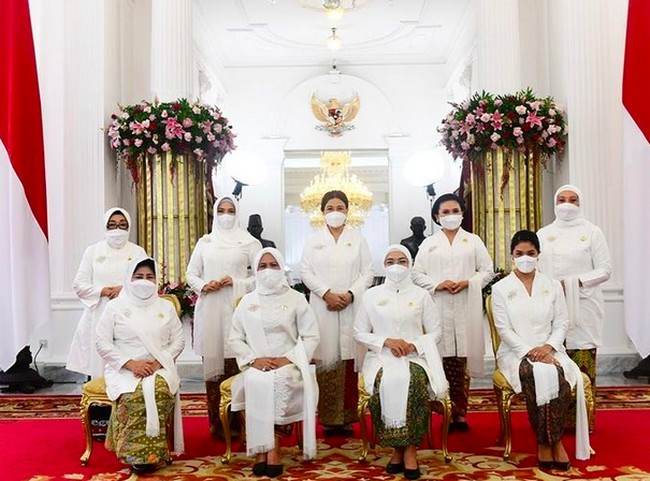 Jarang terlihat bersama selama Pandemi, para istri Menteri memanfaatkan momen kebersamaan ini untuk menunjukkan eksisten dan kekompakan mereka. Kebaya putih menjadi andalan mereka. (Foto: Instagram/@frankamakarim)
