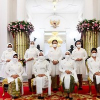 Jarang terlihat bersama selama Pandemi, para istri Menteri memanfaatkan momen kebersamaan ini untuk menunjukkan eksisten dan kekompakan mereka. Kebaya putih menjadi andalan mereka. (Foto: Instagram/@frankamakarim)