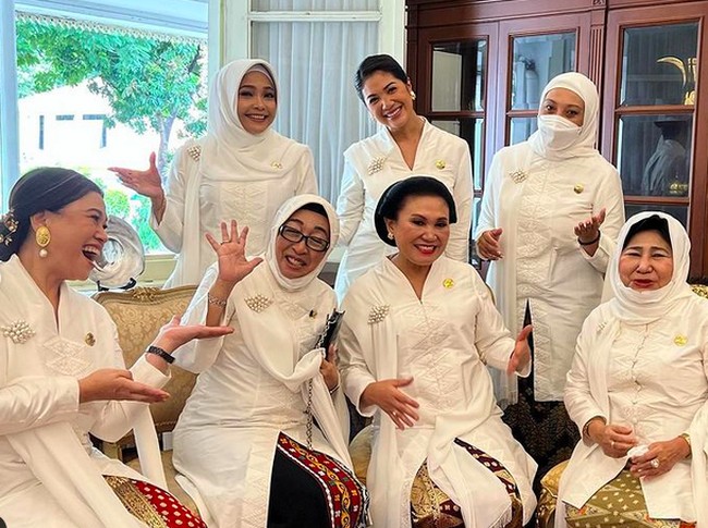 Banyak yang saya pelajari dalam beberapa tahun ini dari Ibu-Ibu OASE Kabinet Indonesia Maju. Semangat berkarya, bergotong royong dan selalu bekerja memajukan masyarakat melalui kapasitas kami masing-masing, terlebih karena dan meskipun dihadang pandemi, tulis Franka. (Foto: Instagram/@frankamakarim)