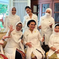 Banyak yang saya pelajari dalam beberapa tahun ini dari Ibu-Ibu OASE Kabinet Indonesia Maju. Semangat berkarya, bergotong royong dan selalu bekerja memajukan masyarakat melalui kapasitas kami masing-masing, terlebih karena dan meskipun dihadang pandemi, tulis Franka. (Foto: Instagram/@frankamakarim)