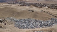 Pemandangan gunung bekas pakaian bekas di dekat lingkungan La Mula di Alto Hospicio, Chile. Chile adalah importir besar pakaian bekas, dan pakaian yang tidak terjual dibuang di sini.