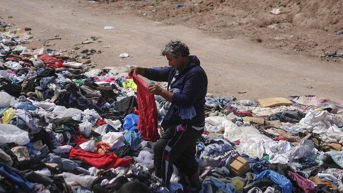 Gunung Pakaian Bekas di Chile Tumpukan besar pakaian bekas menutupi pasir di dekat lingkungan La Mula di Alto Hospicio, Chili, Senin, 13 Desember 2021. Chili adalah importir besar pakaian bekas, dan barang-barang yang tidak terjual dibuang di sini.