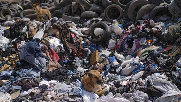 Tumpukan besar pakaian bekas menutupi pasir di dekat lingkungan La Mula di Alto Hospicio, Chili, Senin, 13 Desember 2021. Chili adalah importir besar pakaian bekas, dan barang-barang yang tidak terjual dibuang di sini.