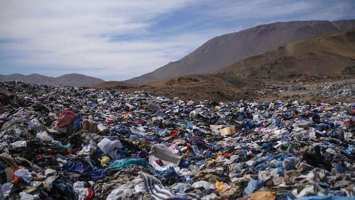 Gunung Pakaian Bekas di Chile Tumpukan besar pakaian bekas menutupi pasir di dekat lingkungan La Mula di Alto Hospicio, Chili, Senin, 13 Desember 2021. Chili adalah importir besar pakaian bekas, dan barang-barang yang tidak terjual dibuang di sini.