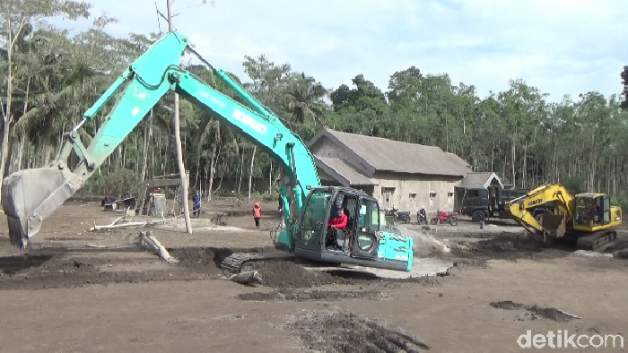 Pembersihan material vulkanik akibat semburan awan panas Gunung Semeru dilakukan dengan puluhan alat berat. Alat berat ini milik TNI AD, Dinas PUPR Lumajang dan Provinsi Jatim.