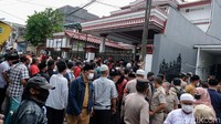 Untuk menghindari kerumunan di rumah duka, pelayat dibatasi dan masuk secara bergiliran.  
