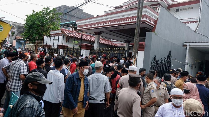 Para pelayat mendatangi rumah duka Abraham Lunggana alias Haji Lulung di Kecamatan Kebon Jeruk, Jakarta Barat, Selasa (14/12/2021).