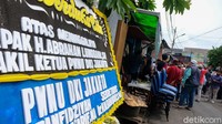 Karangan bunga juga sudah terpasang dekat rumah duka.  