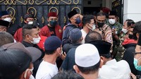 Selain itu, arus lalu lintas yang mengarah ke rumah duka dialihkan ke jalan lain.  