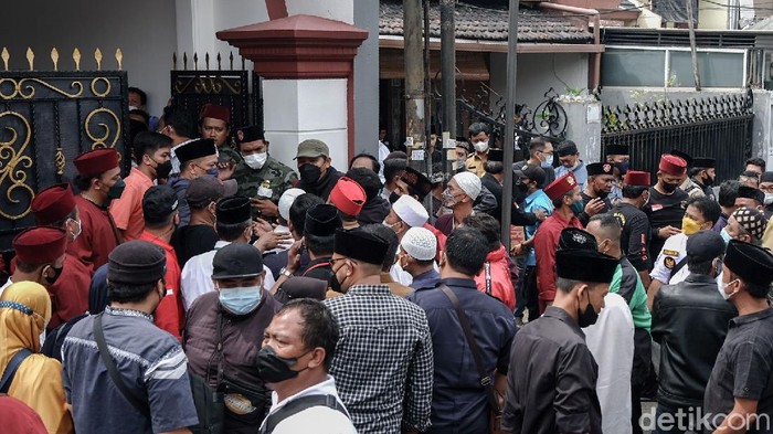 Haji Lulung Meninggal, Pelayat Bedatangan ke Rumah Duka Para pelayat mendatangi rumah duka Abraham Lunggana alias Haji Lulung di Kecamatan Kebon Jeruk, Jakarta Barat, Selasa (14/12/2021).