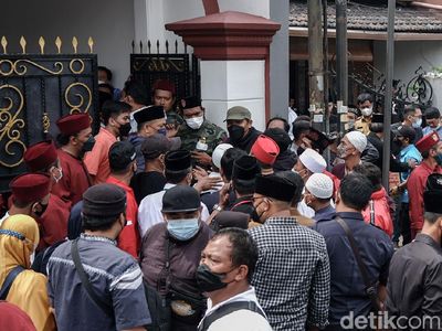 Haji Lulung Wafat, Warga Bedatangan ke Rumah Duka