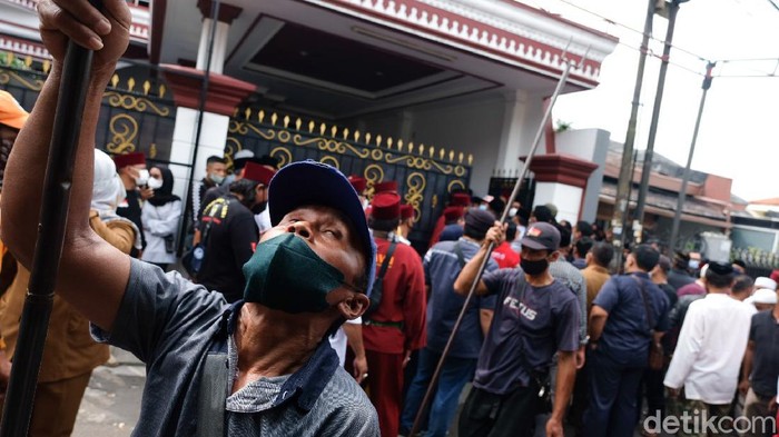Haji Lulung Meninggal, Pelayat Bedatangan ke Rumah Duka Para pelayat mendatangi rumah duka Abraham Lunggana alias Haji Lulung di Kecamatan Kebon Jeruk, Jakarta Barat, Selasa (14/12/2021).