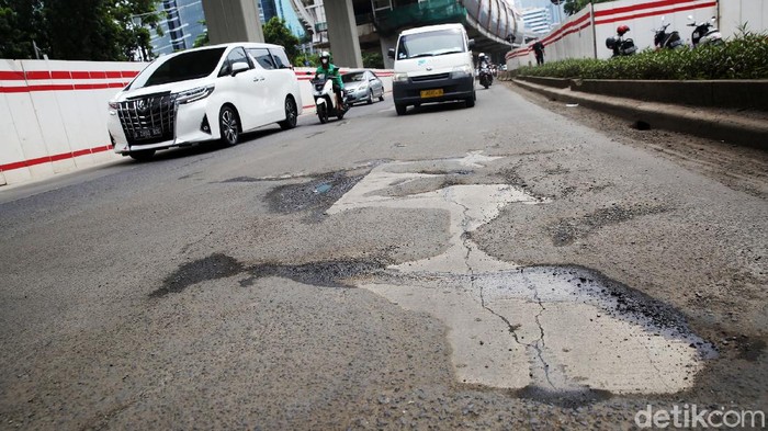 Hati-hati! Jalan Rasuda Said Jakarta Rusak Para pengendara yang melintas di Jalan Rasuna Said, Jakarta, harap berhati-hati, Kamis (14/12). Jalan protokol itu mengalami kerusakan hingga berlubang.