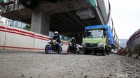 Pasir bercampur kerikil tampak menghapar di salah satu titik jalan.