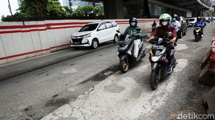 Hati-hati! Jalan Rasuda Said Jakarta Rusak Para pengendara yang melintas di Jalan Rasuna Said, Jakarta, harap berhati-hati, Kamis (14/12). Jalan protokol itu mengalami kerusakan hingga berlubang.